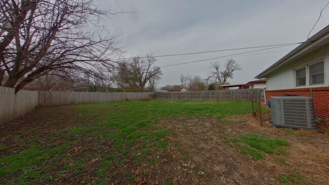 Building Photo - 2215 S Millwood Ave