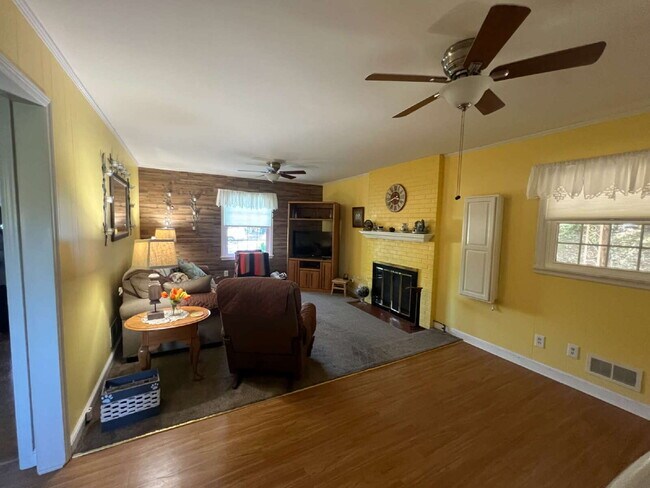 Building Photo - Lovely One Level House in SW Roanoke! 3 Bd...
