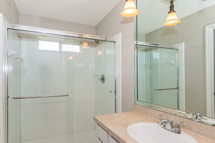 Building Photo - 2077 Willesdon Dr W