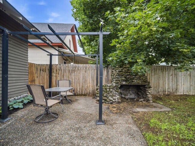 Building Photo - Charming Fully Furnished Spokane Home | Updated Comfort Near Downtown & Parks