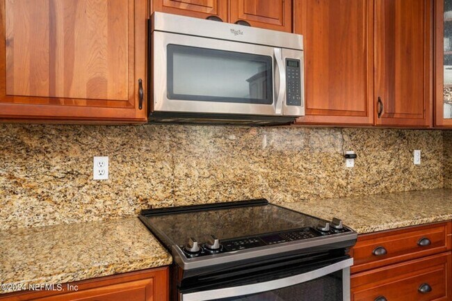 Building Photo - Fully Furnished Home