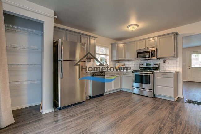 Building Photo - 3 Bed 1 Bath Coeur D'Alene Home with Single Car Garage!