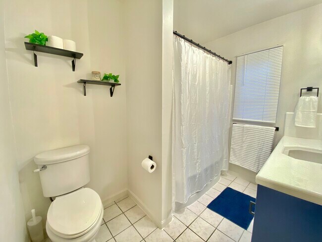 Building Photo - 710 W Palo Verde Dr