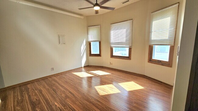 Building Photo - "Charming 3-Bedroom Retreat with 1200 Sq Ft of Comfort in Harrison Neighborhood in Minneapolis!"