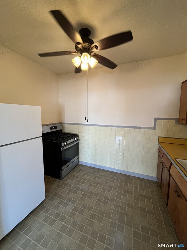 Building Photo - 218 Flax Hill Rd