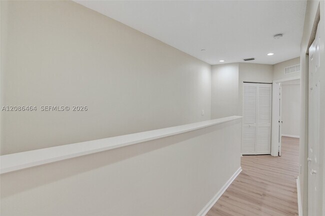 Building Photo - 1033 NE 17th Way