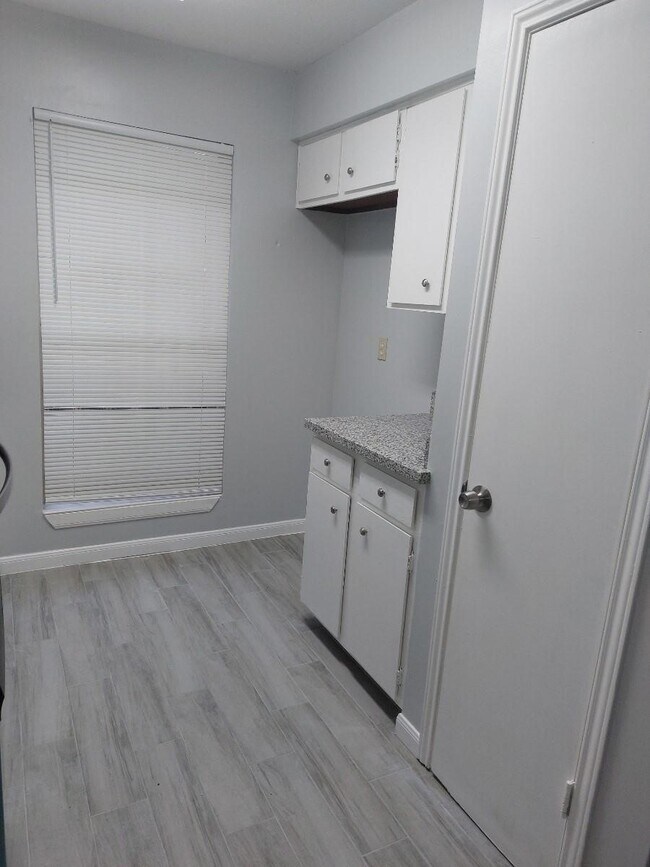 Building Photo - 1846 Hollister St