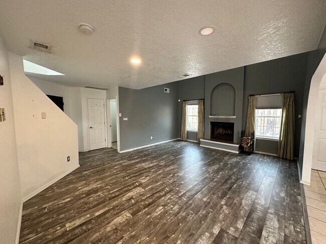 Building Photo - Tons of Character! 3 bed 2.5 bath amazing ...