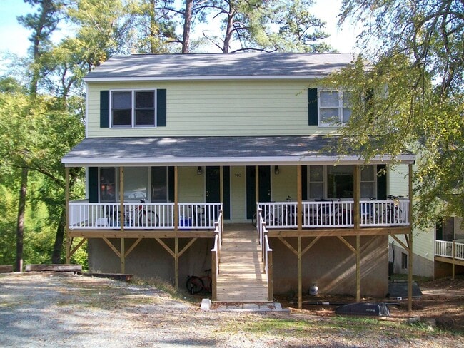 Building Photo - Large updated 4br 3.5ba duplex w/ parking ...