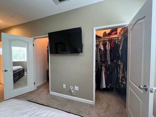 Building Photo - Gorgeous Townhome near Downtown Ventura & Beaches