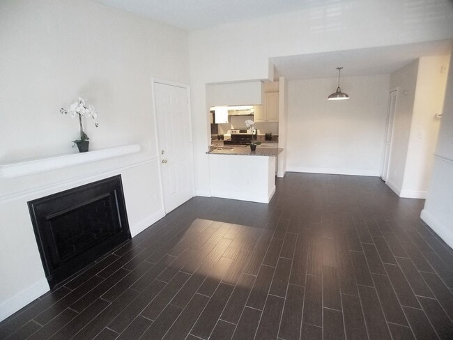 Building Photo - Beautiful 1/1 Wood Floor Condo With a Beau...