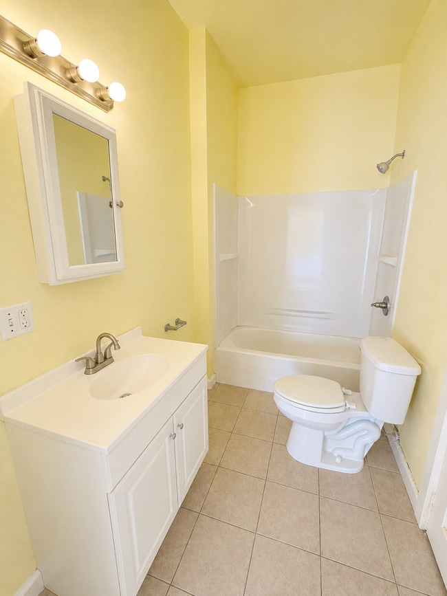 Building Photo - Two-Bedroom Duplex in Shawnee