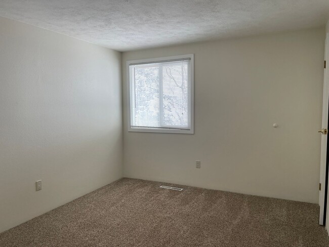 Building Photo - Updated 3BD/2.5BA Westminster Home