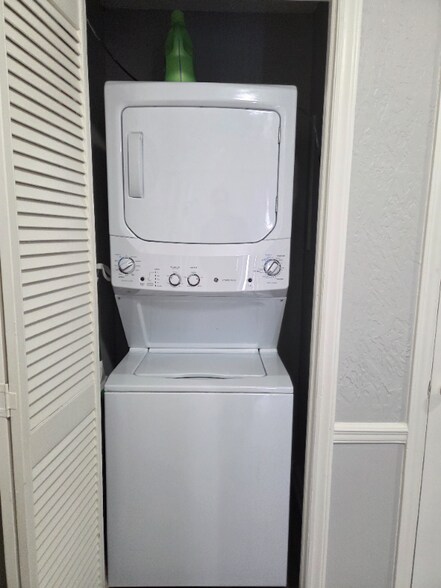 Building Photo - 561 Brookside Ct