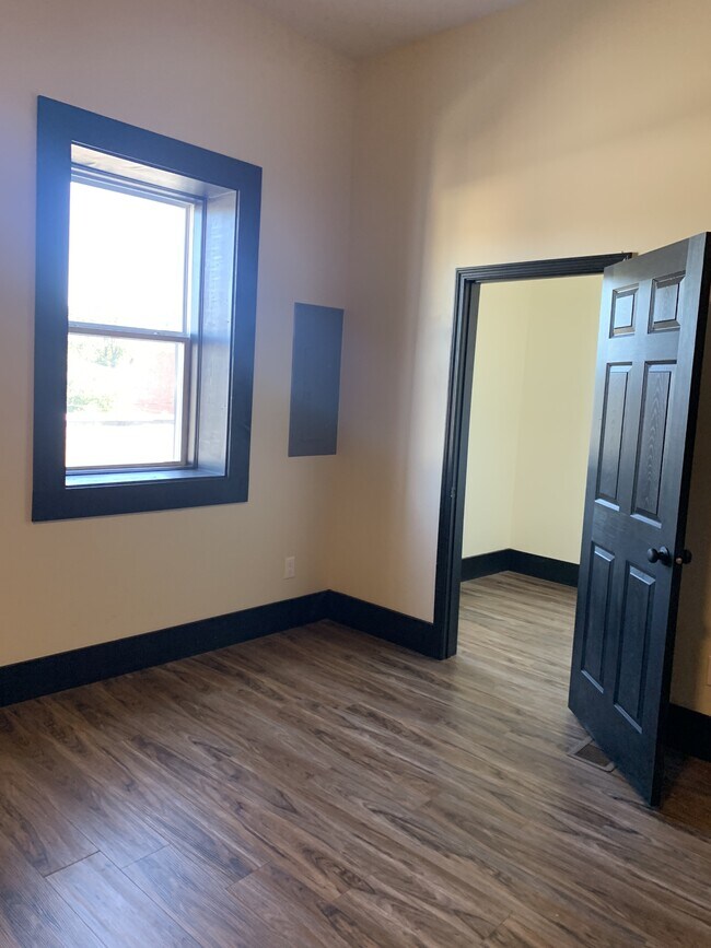 Building Photo - 103 S Main St