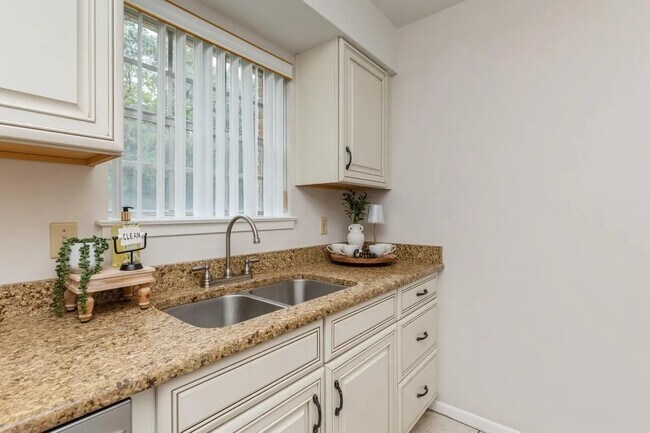 Building Photo - 104 Country Club Dr