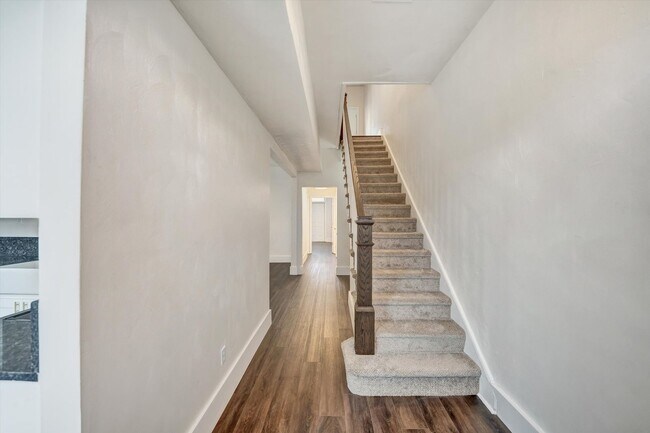 Building Photo - Where Vintage Vibes Meet Modern Mojo—Rent This Rare Historic 4BR/2BA Duplex in Norfolk’s Park Place