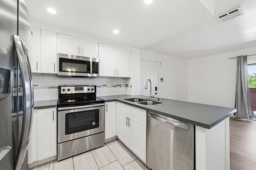 Building Photo - 4810 S La Brea Ave
