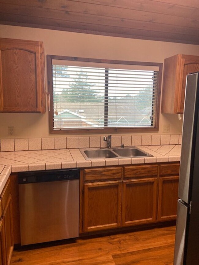 Building Photo - Excellent eastside location, 3/2, fenced yard, 2 car garage