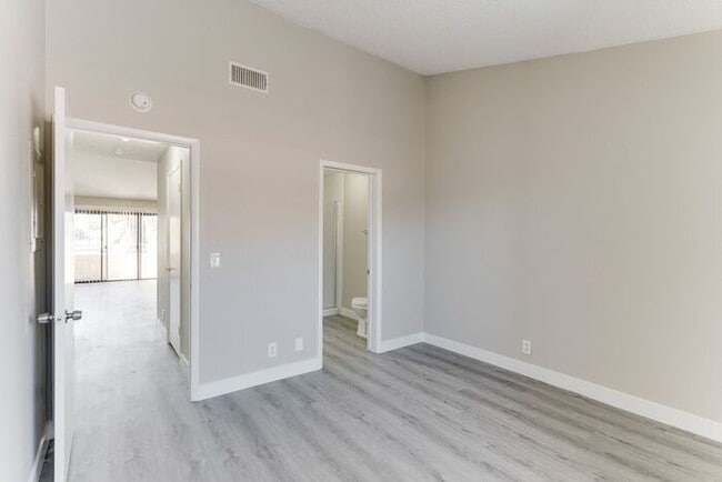 Building Photo - Charming Upstairs Condo with Dual Balconies & Spacious Layout!
