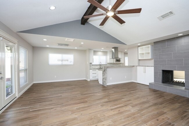 Building Photo - 2214 Holly Knoll St