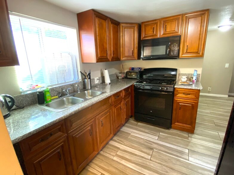 Building Photo - 712 W 54th St