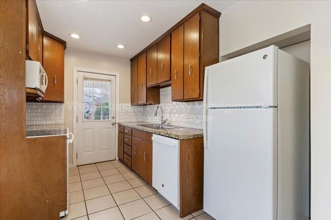 Building Photo - 153 Country Club Dr