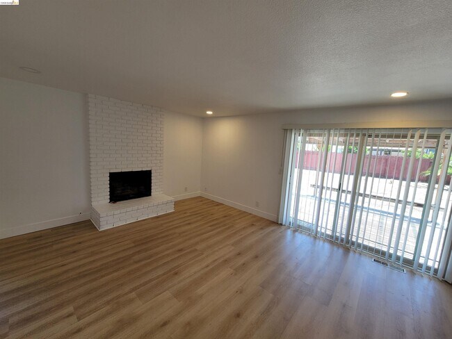 Building Photo - 2210 Sierra Ct