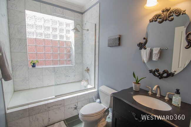 Building Photo - 1033 W Monroe St