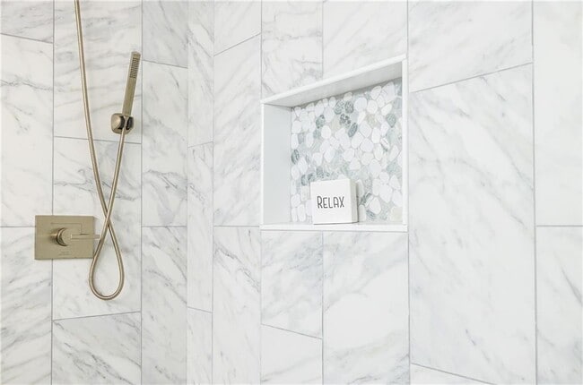 Building Photo - 5195 Hillcrest Glenn Dr