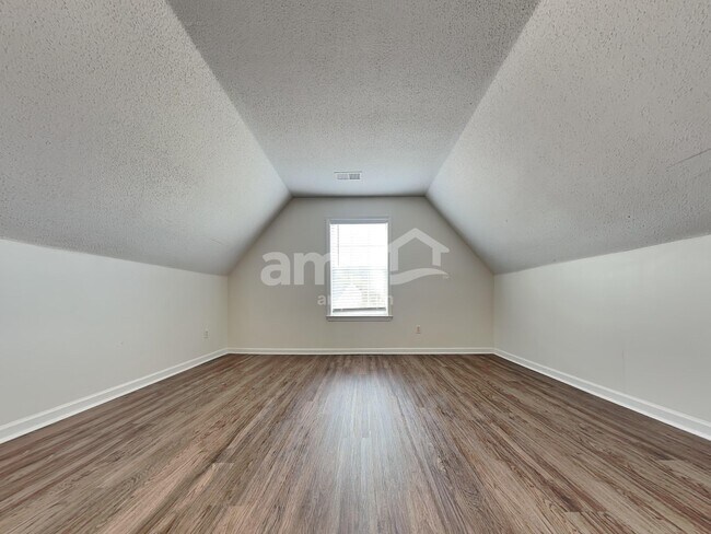 Building Photo - 8981 Oak Grove Blvd