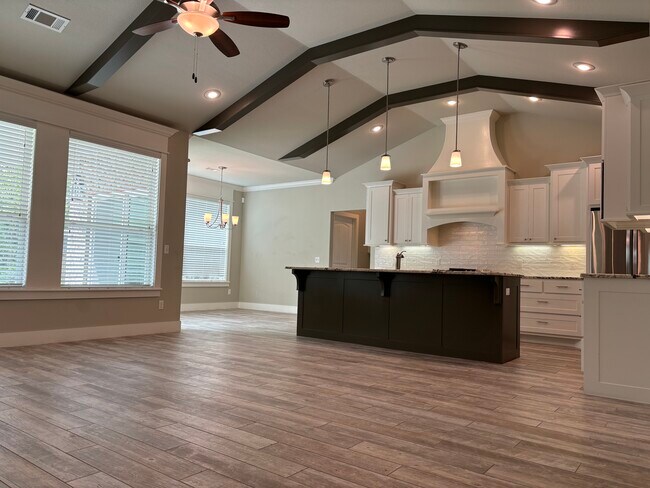 Building Photo - 5802 W Redbud St