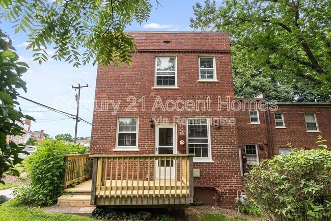 Building Photo - 1020 S Barton St