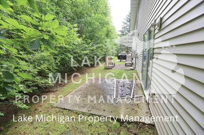 Building Photo - 3281 Park Ridge Ln NE