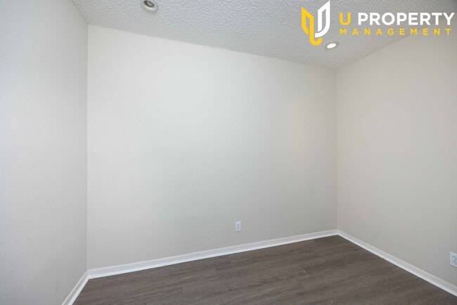 Building Photo - Updated Condo with New Vinyl Flooring & Ne...
