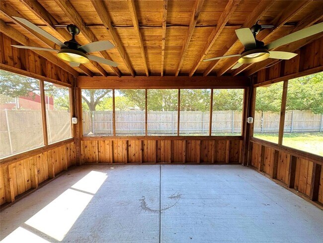 Building Photo - 814 N Riverside Dr