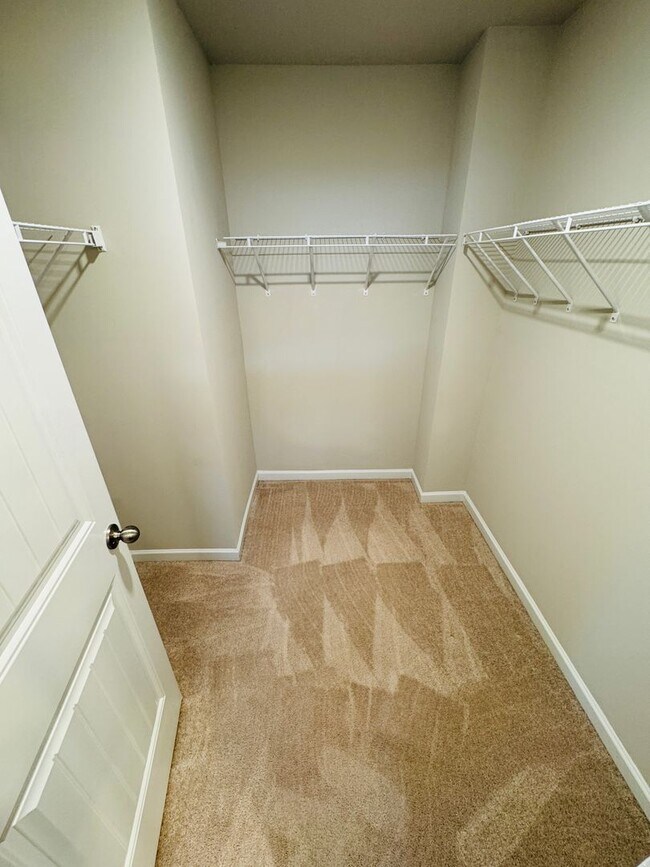 Building Photo - FOR LEASE - 3 bed, 2.5 bath, 1679 sqft townhome