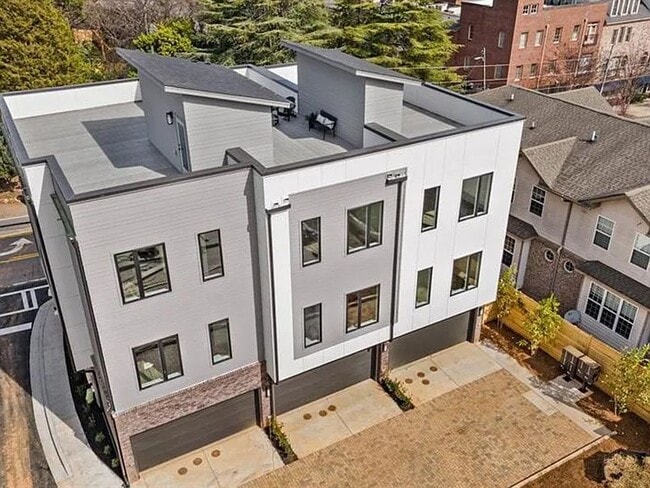 Building Photo - 1237 Memorial Dr SE