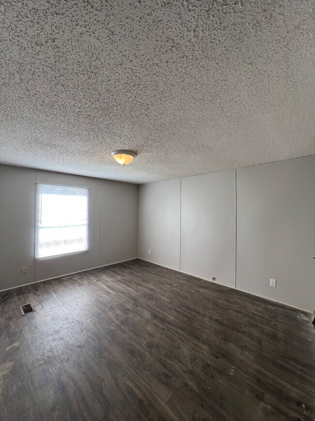 Building Photo - 2 BR | 2 BA in Pikeville! Trash Pick-Up Included!