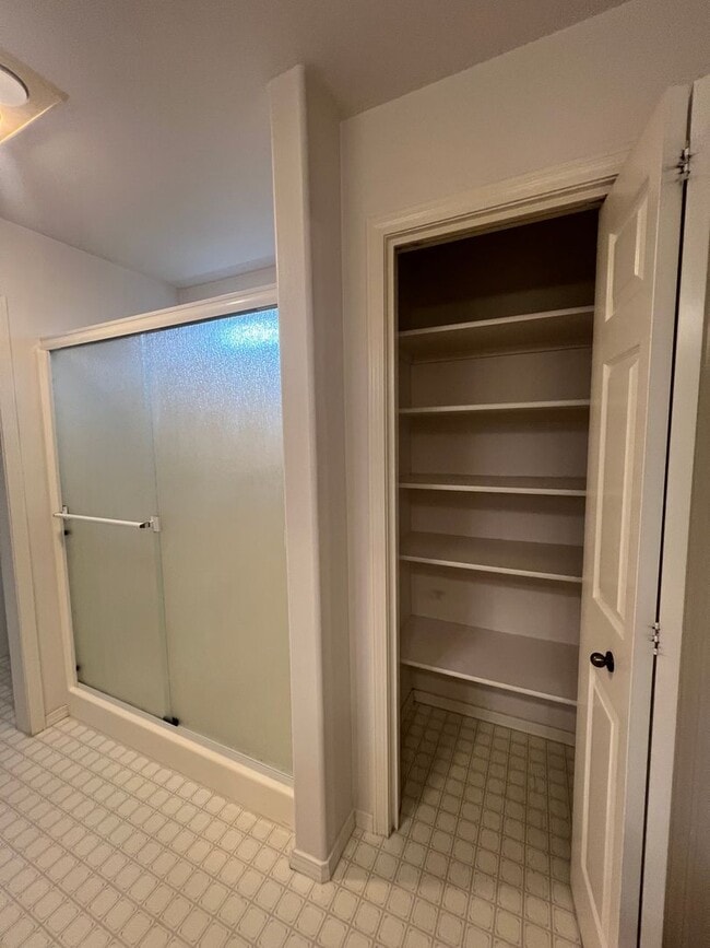 Building Photo - Open Concept Living Close to Downtown Gran...
