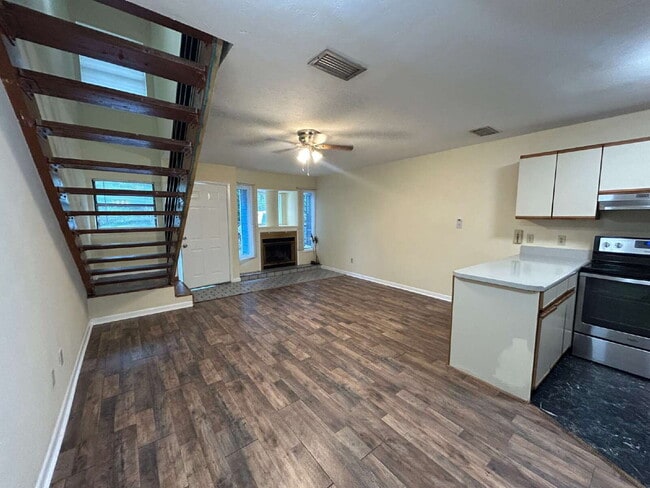 Building Photo - Spacious 2 bedroom townhouse with an additional loft located near TCC!