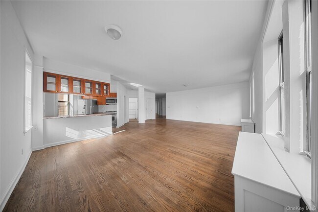 Building Photo - 779 Riverside Dr