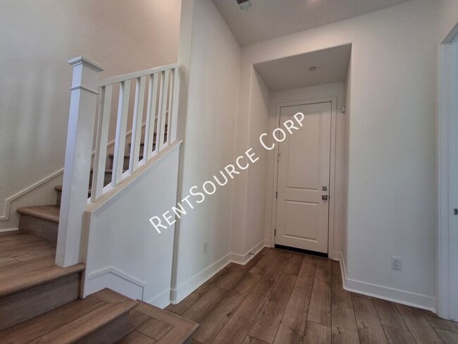Building Photo - 26943 Pathfinder Ln
