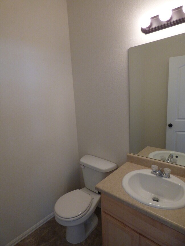 Building Photo - Two Story 3 Bed / 2.5 Bath Home in Windsor!