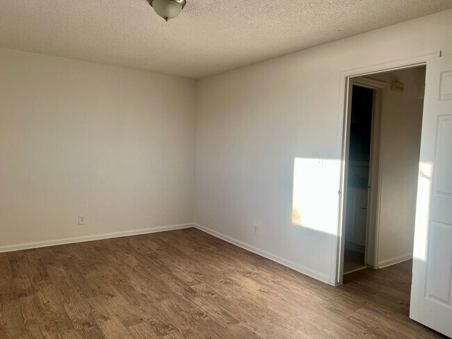 Building Photo - 1 bed Condo Available in SouthWest Denver! Top Floor!