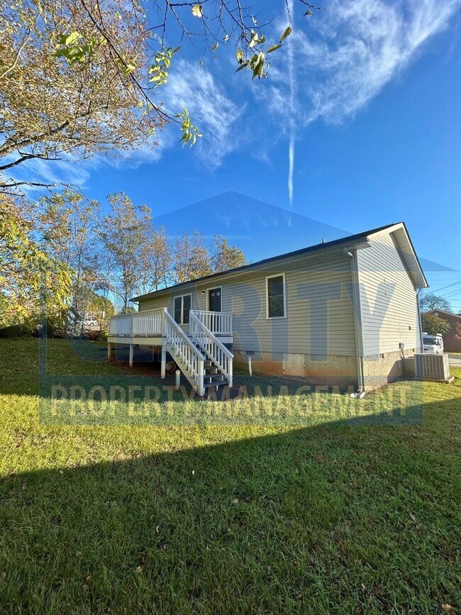 Building Photo - *HOLIDAY SPECIAL!* $400 OFF DECEMBER'S RENT!*