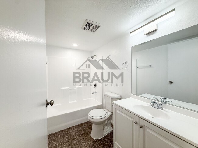 Building Photo - 221 W Elm Ave