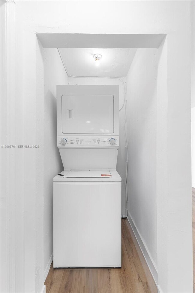 Building Photo - 1450 NE 171 St