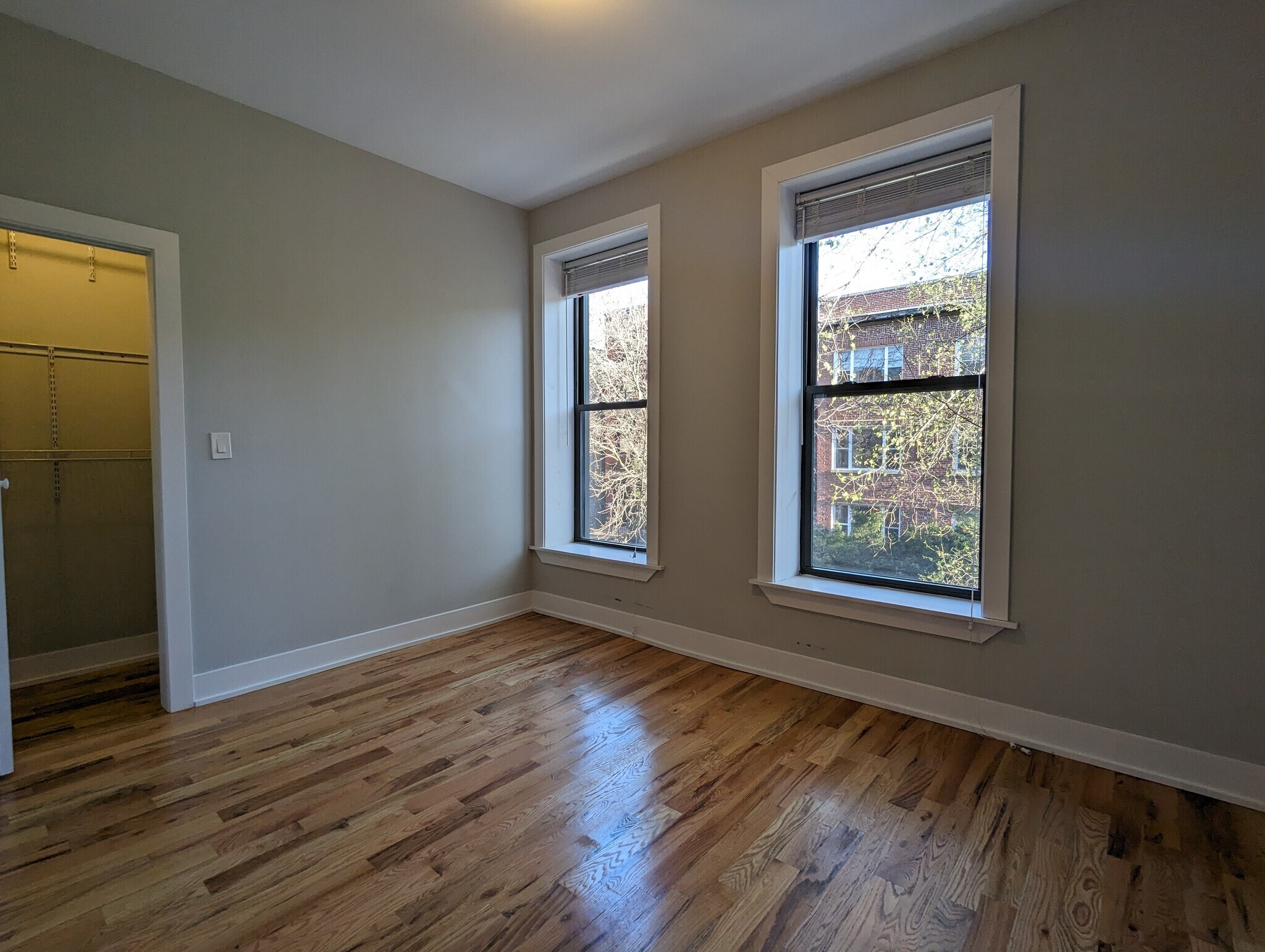 Building Photo - 625 W Oakdale Ave