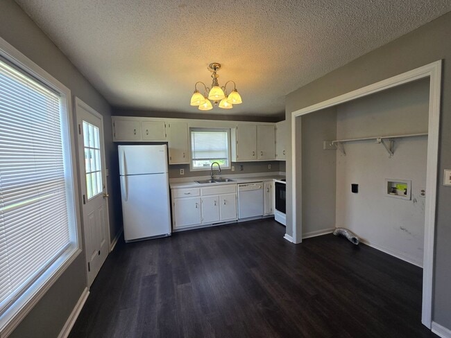 Building Photo - SPECIAL 1/2 OFF 1st Month's Rent